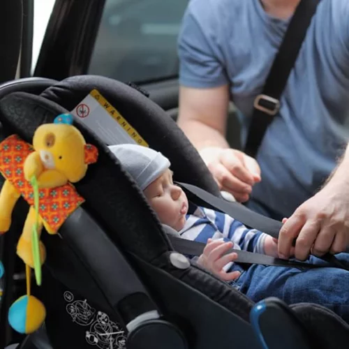 Τα λάθη που κάνουν οι γονείς όταν τοποθετούν τα παιδιά στο αυτοκίνητο