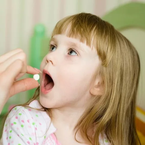 Δίνουμε πολλά φάρμακα στα παιδιά, λένε οι παιδίατροι! Τι να ξέρεις για να μη χορηγείς άσκοπα φάρμακα