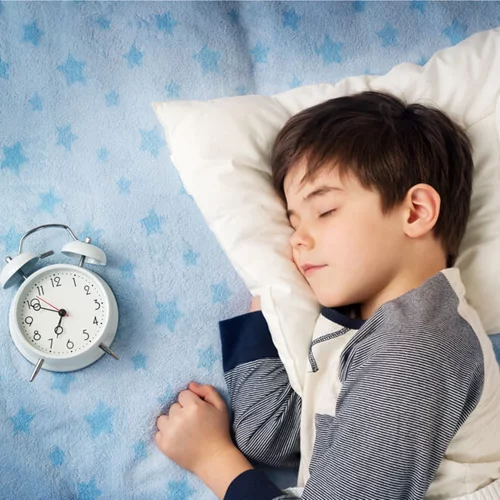 Τα παιδιά που πάνε νωρίς για ύπνο έχουν 50% λιγότερες πιθανότητες να γίνουν παχύσαρκοι έφηβοι