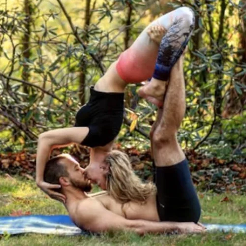 Βίντεο: Της έκανε πρόταση γάμου ενώ έκαναν... ακροβατική γιόγκα (και δεν είχε ιδέα!)