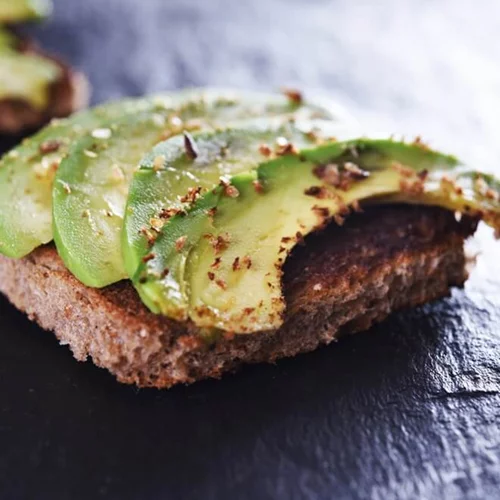 Πώς θα φτιάξεις ψωμί από κινόα (και ένα τέλειο spread με αβοκάντο!)