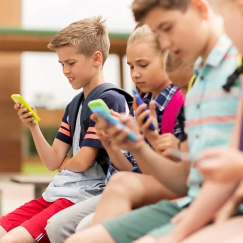 Όχι κινητό σε παιδιά κάτω των 12 ετών, συστήνει ο Ιατρικός Σύλλογος, οι ραδιοβιολόγοι και οι μηχανικοί!