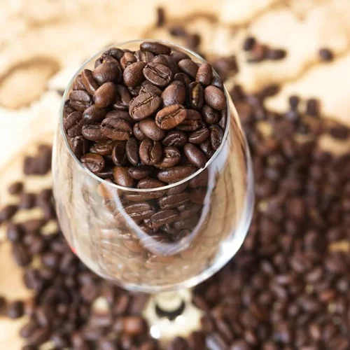 Νέα τάση: Καφές εμποτισμένος με κρασί (για τις ώρες που δεν μπορείς να αποφασίσεις τι να πιεις)