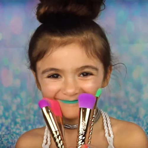 Βίντεο: Αυτή η 5χρονη ξέρει να βάφεται καλύτερα από εμάς!