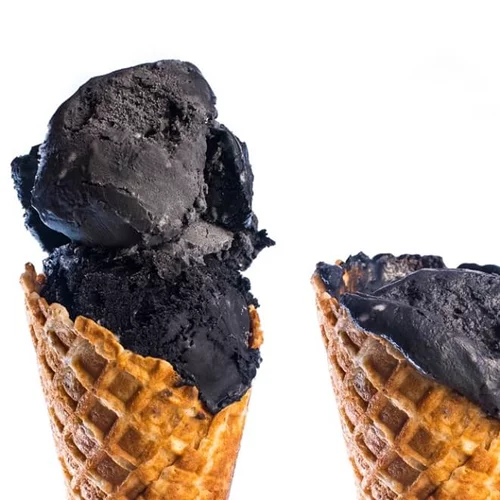 Tο μαύρο παγωτό έγινε viral! Κι όμως δεν έχει σοκολάτα, αλλά ΚΑΡΒΟΥΝΟ!