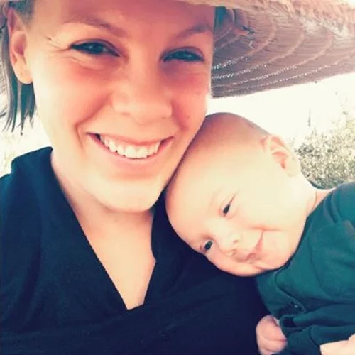 Το ηχηρό μήνυμα της Pink μετά τη δεύτερη γέννα: «Όχι, δεν είμαι υπέρβαρη»