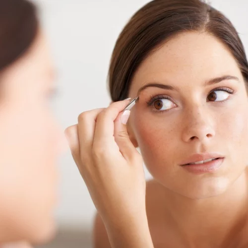 Η beauty editor αποκαλύπτει τις συμβουλές της για όμορφα φρύδια