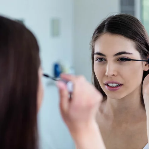 Τα 5 μυστικά των celebrity make-up artists για εύκολο μακιγιάζ (ανάμειξε το ρουζ με highlighter και όχι μόνο!)