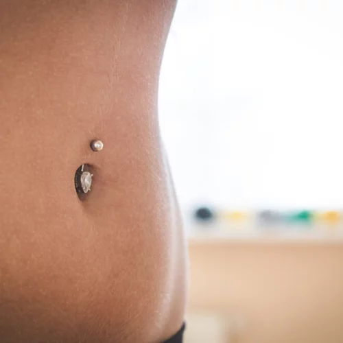 Βίντεο: Δες 100 χρόνια piercings σε 2 λεπτά