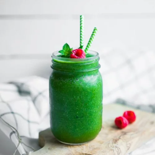 2 πράσινα smoothies αποτοξίνωσης που δρουν χωνευτικά και διώχνουν τις τοξίνες (με λαχανικά!)