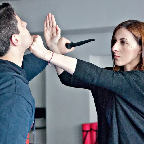 Ξέρεις τι να κάνεις αν σου επιτεθεί κάποιος με μαχαίρι; Δοκιμάσαμε Krav Maga για γυναίκες (το σύστημα αυτοάμυνας που ΠΡΕΠΕΙ να μάθεις τώρα!)