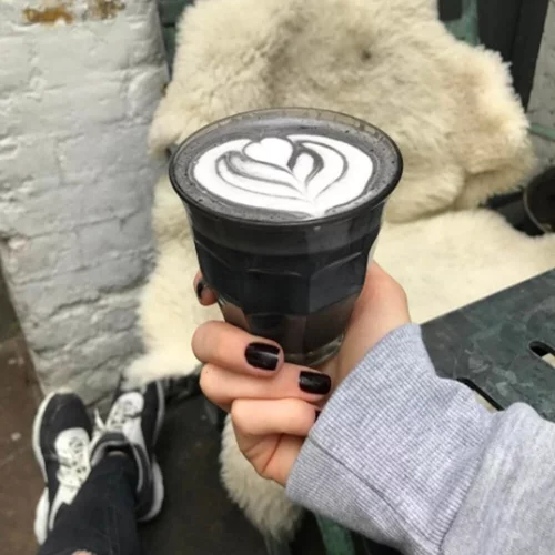 Μετά το μαύρο παγωτό, ήρθε και ο μαύρος καφές goth latte! Η νέα μανία του Instagram