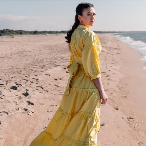 5 χρώματα που κολακεύουν πάντα τις καστανές και μελαχρινές