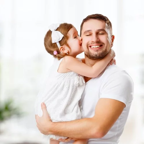 Η επιστήμη εξηγεί γιατί οι μπαμπάδες «λιώνουν» για τις κόρες τους