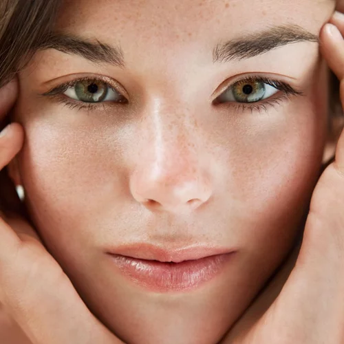 Οι νέες συμβουλές ομορφιάς για το πρόσωπο (μάθε αν η ενυδατική με SPF σε προστατεύει από τον ήλιο, πότε να κάνεις botox κ.ά.)