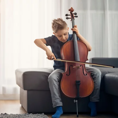 Ποια είναι η καλύτερη ηλικία να μάθει το παιδί ένα μουσικό όργανο; Και πώς αλλάζει αυτό τον εγκέφαλό του;