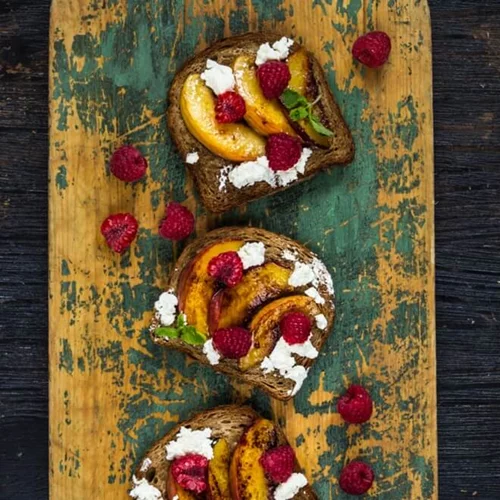 Αυτό το τοστ με ροδάκινο και τυρί κρέμα είναι η καλύτερη επιλογή για πρωινό στο κρεβάτι!