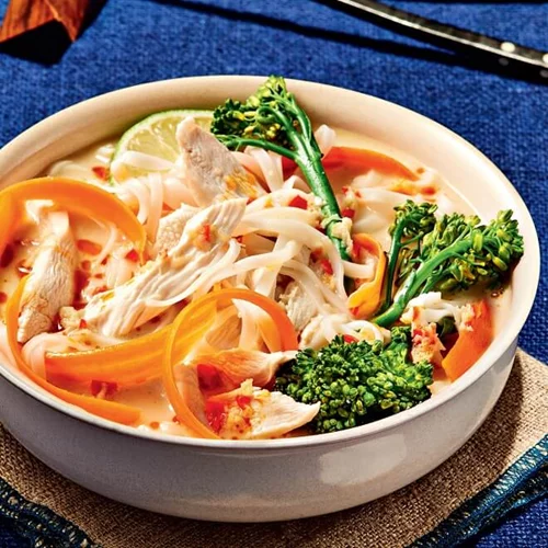 Πώς θα φτιάξεις σούπα ράμεν με ταϊλανδέζικο κοτόπουλο και μπρόκολο