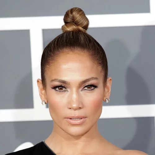 Λαμπερή επιδερμίδα στο πρόσωπο: H makeup artist της JLo και της Kendall Jenner αποκαλύπτει ΤΟ μυστικό της