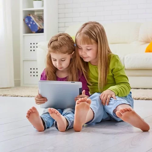 Τα παιδιά έως 2 ετών που παίζουν με κινητά και τάμπλετ αργούν να μιλήσουν για πρώτη φορά