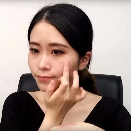 Βίντεο: Vlogger κάνει το μακιγιάζ της μόνο με... φαγητό!