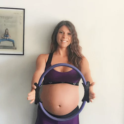 Ασκήσεις για εγκύους: Γυμνάσου στο σπίτι με ένα ring, όπως σου δείχνει η personal trainer