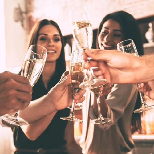 Ακόμη και η μέτρια κατανάλωση αλκοόλ μπορεί να κάνει ζημιά στον εγκέφαλο