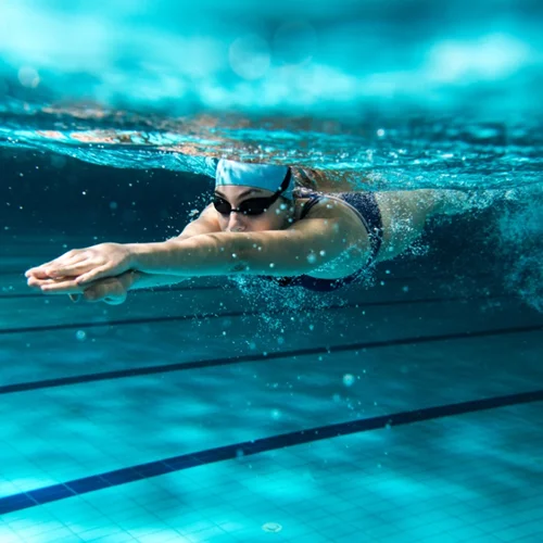 «Λιώσε» το λίπος με crosswim: To πρόγραμμα 30 λεπτών για να κάψεις 300 θερμίδες και να καις όλη μέρα!