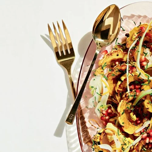 Ζεστή σαλάτα με ρόδι: Ψητή κολοκύθα με μάραθο, φιστίκια και ρόδι