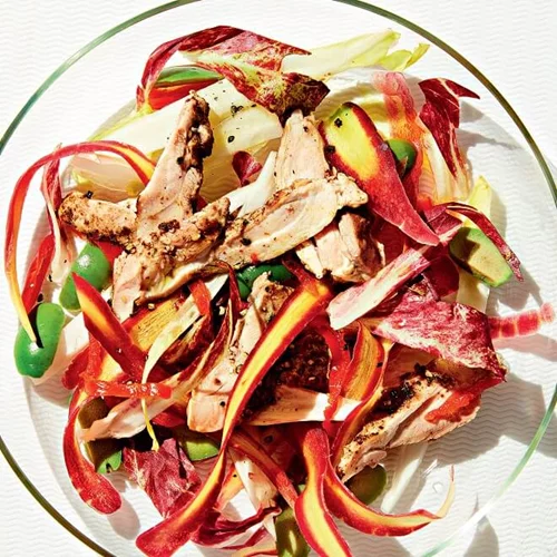 Ψητά μπουτάκια κοτόπουλου με αντίβ, ραντίτσιο, καρότα και ελιές