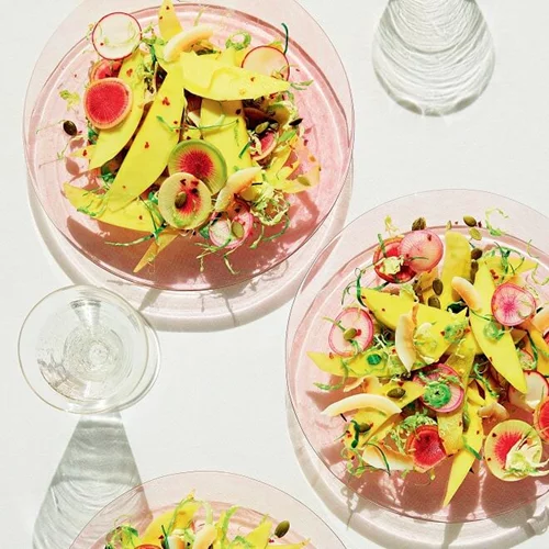 Σαλάτα με λαχανάκια Βρυξελλών, μάνγκο και ραπανάκια