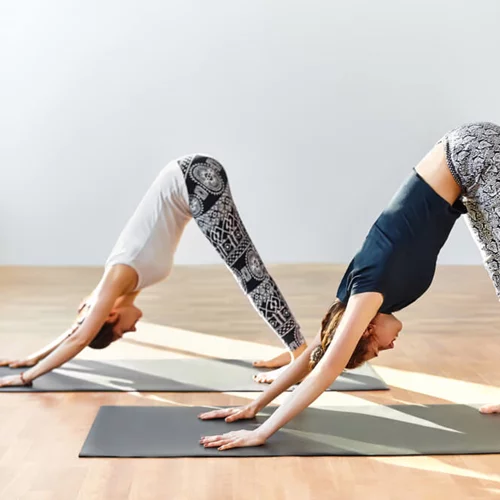 Στάση yoga «κάτω σκύλος»: Αυτά είναι τα 3 λάθη που κάνουμε όλες συχνά στην πιο γνωστή asana