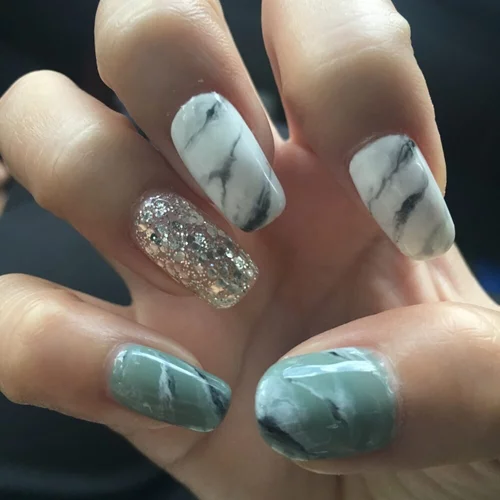 Νύχια με μάρμαρο: 9 καλοκαιρινές ιδέες για να δοκιμάσεις τα marble nails