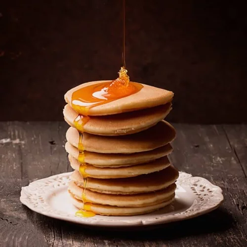 Αφράτα pancakes με κανέλα, μπανάνα και chips σοκολάτας