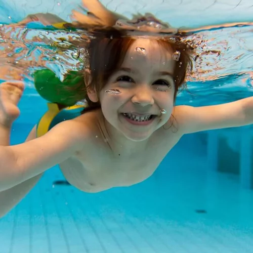 5 λόγοι που με έπεισαν να γράψω το παιδί μου στο κολυμβητήριο