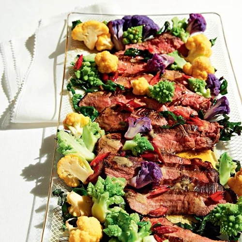 Υπέροχο πιάτο για κόσμο στο σπίτι: Φέτες βοδινού με miso, λαχανικά και σέσκουλα τουρσί