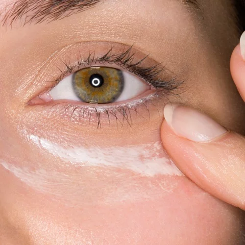 Βάζεις κρέμα ματιών το βράδυ; Κι όμως είναι λάθος!