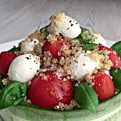 Σαλάτα με κινόα, ντοματίνια και μοτσαρέλα γεμάτη υψηλής ποιότητας πρωτεΐνη από το σεφ-διαιτολόγο