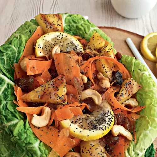 Σαλάτα με λάχανο, καρότο και σταφίδες με ελάχιστες θερμίδες από το διαιτολόγο