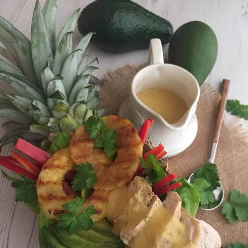 Πρωτεϊνική σαλάτα με ανανά, κοτόπουλο και αβοκάντο από το σεφ-διαιτολόγο Μάνο Δημητρούλη