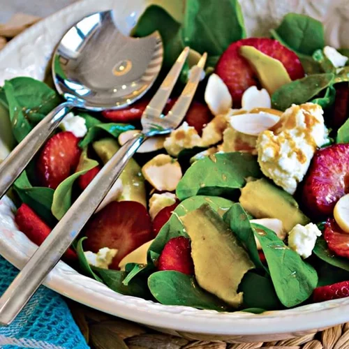 Συνταγή για σαλάτα με φράουλες και σπανάκι από το σεφ-διαιτολόγο Μάνο Δημητρούλη