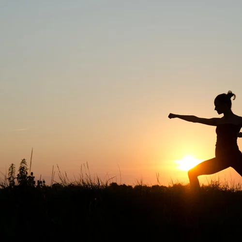 Περπάτα ξυπόλητη στο γρασίδι και βελτίωσε την υγεία σου