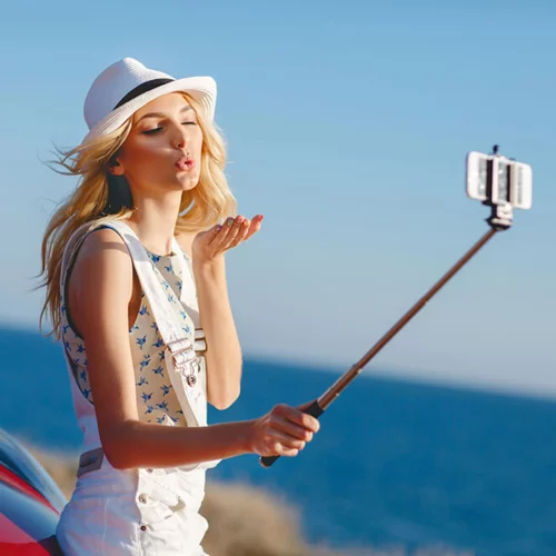 Γιατί απαγορεύθηκαν τα selfie sticks στο Μιλάνο και το Βατικανό;