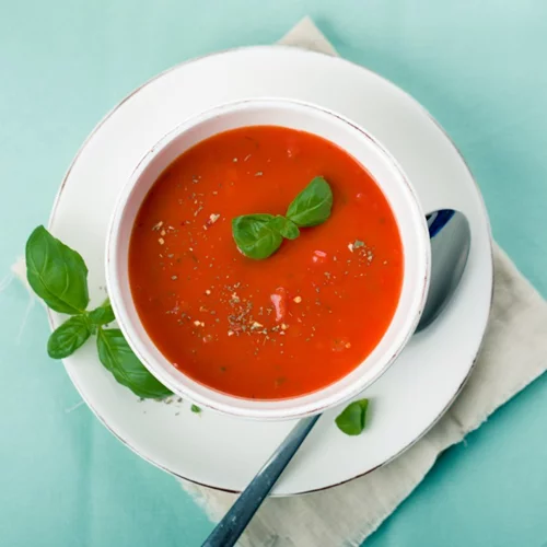 Η συνταγή για κρύα ντοματόσουπα (χωρίς βράσιμο) στο μπλέντερ θα σου αλλάξει τη ζωή!