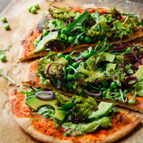 Pizza με αβοκάντο και pesto ρόκας από τη Βίκυ Πασχάλη (μόνο με 250 θερμίδες)
