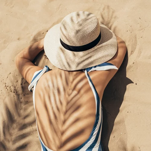 Πώς θα πετύχεις το πιο βαθύ και ασφαλές μαύρισμα