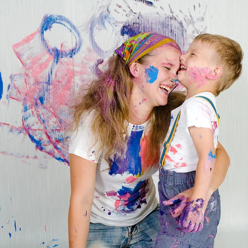 Messy Play: Η νέα τάση στο παιχνίδι θέλει τα παιδιά να λερώνονται (πώς θα το κάνεις στο σπίτι)