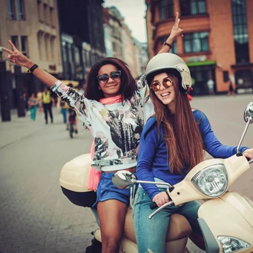 Τι μπορείς να κάνεις αν δεν εγκρίνεις τους φίλους των παιδιών σου; Η ψυχολόγος προτείνει