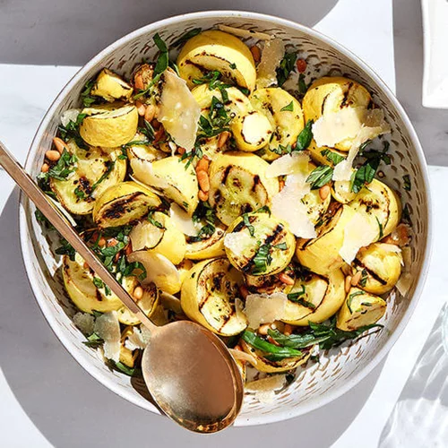 Ψητά κολοκυθάκια με παρμεζάνα, κουκουνάρι και βασιλικό