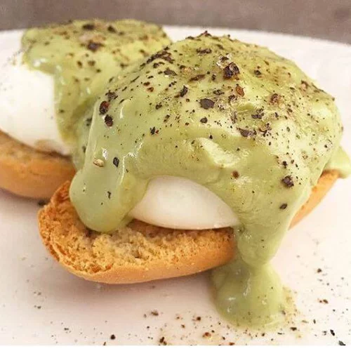 Αυγά μπένεντικτ με σος ολαντέζ από αβοκάντο από το διατροφολόγο Μάνο Δημητρούλη